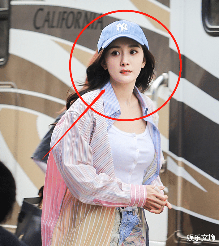 杨幂|34岁杨幂出行被偶遇，路人镜头下又美又飒，生图却暴露真实腿围