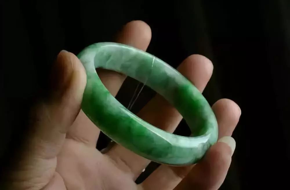 翡翠|假翡翠鉴别指南：一看二摸三听，学会再不怕假货泛滥