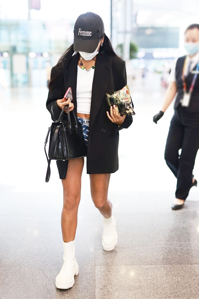 吉克隽逸|吉克隽逸个性搭配，衬衫+吊带裙文艺时髦，“露半肩”效果很有范