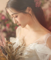 关晓彤|偶遇关晓彤逛街,大长腿很亮眼