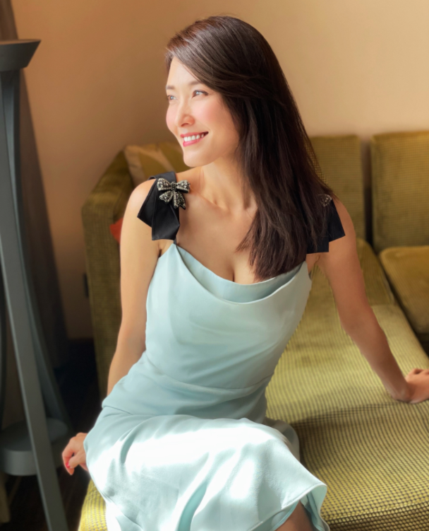 乔欣|徐洁儿闪现成都拍大片，身穿淡蓝色吊带长裙，凹凸有致尽显好身材