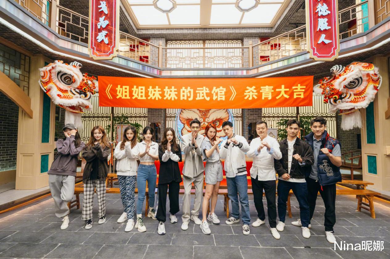 杨幂|蔡少芬助阵张晋新综艺！穿“土豆丝”长裙帅哥环绕，老公靠边儿站