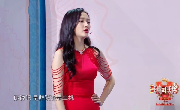 关晓彤|难怪女星不愿与毛晓彤同框，关晓彤和她站一起，才知冷白皮多优越