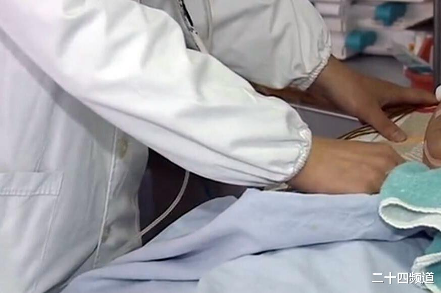 二十四频道 江西一男孩在地下车库骑车，不幸被卷入小轿车下，家长悲痛：司机可能没看后视镜