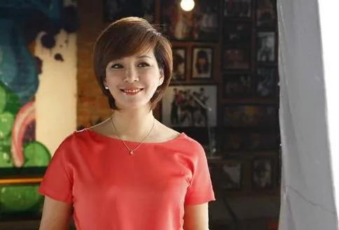 李静|从著名主持再到众人群嘲，李静走到今天这个地步，她又能怪谁呢？