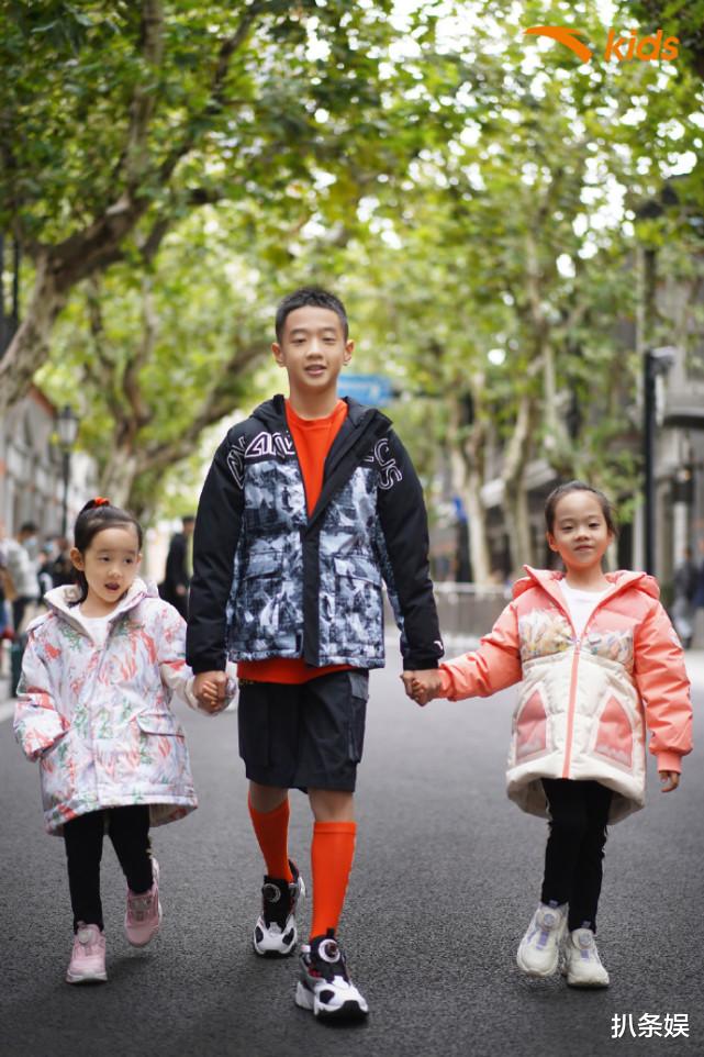 杨威|杨威晒一家五口幸福合照，12岁杨阳洋长出小胡子，又高又帅