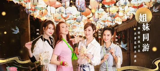 方脸妹说时尚 朱茵罕见带女儿打卡迪士尼，穿5千T恤衫，女儿单眼皮似黄贯中翻版