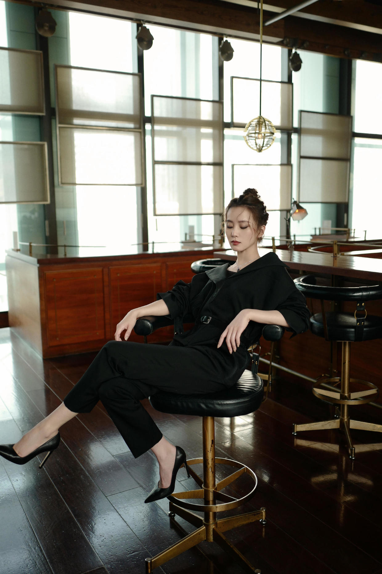 刘诗诗|有一种酷飒叫刘诗诗穿黑色套装，明明很普通，依然被她穿出高级感