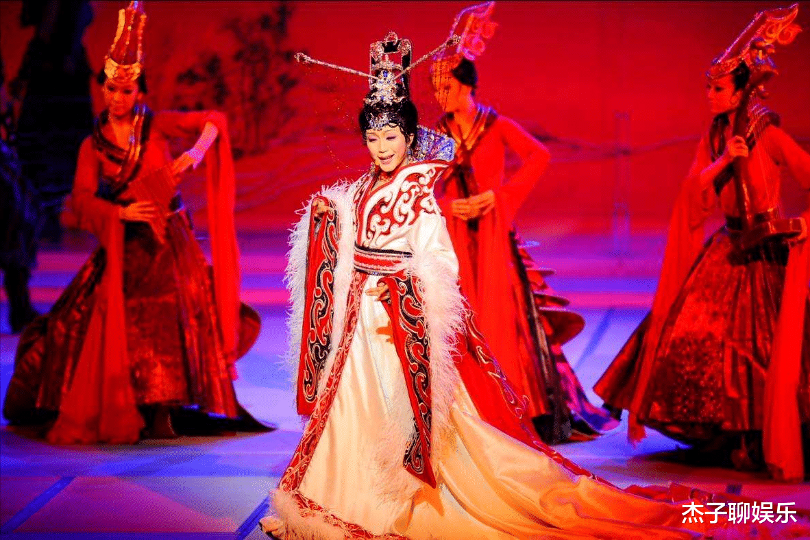 金球奖|歌手李玉刚雪中下跪惹争议！手握父亲似摆拍，网友：又来作秀了？