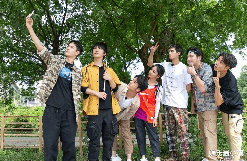 王一博|王一博成行走的自拍杆，网友在线求其发图，就想看看李易峰和靳东