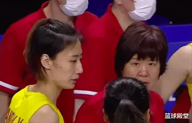 郎平|郎平场边急哭，谁注意球场发生什么？三数据完败，全队慢热，头疼