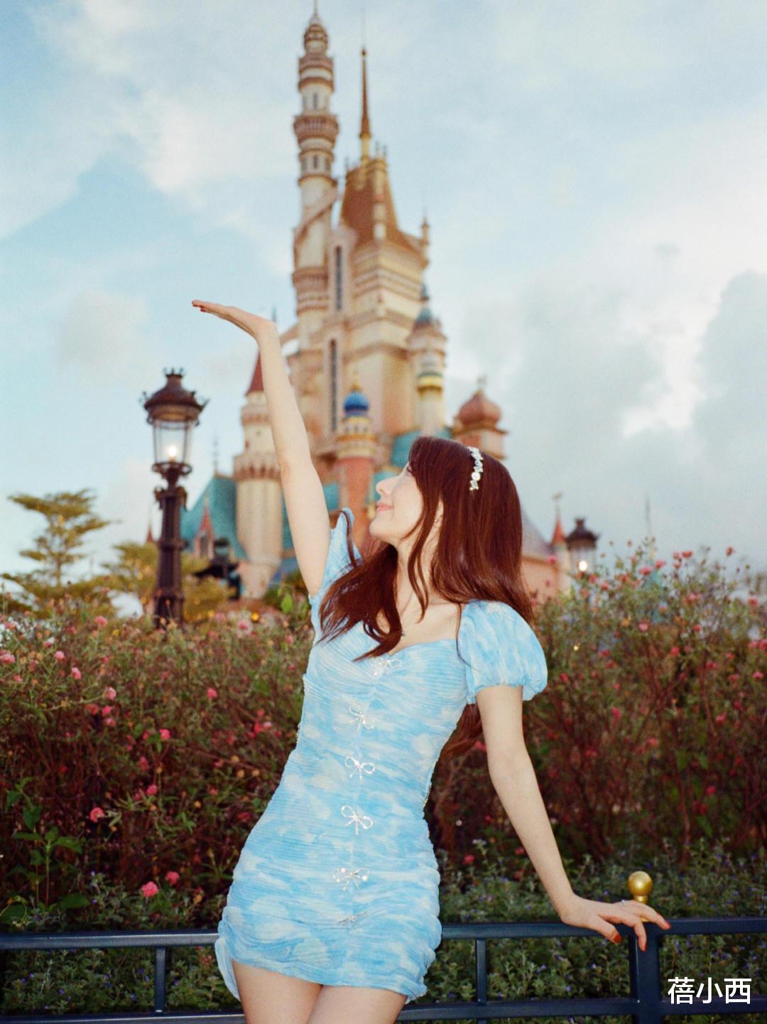 方媛|方媛都被郭富城宠成小公主了，穿连衣短裙去游乐园，不像87年的人