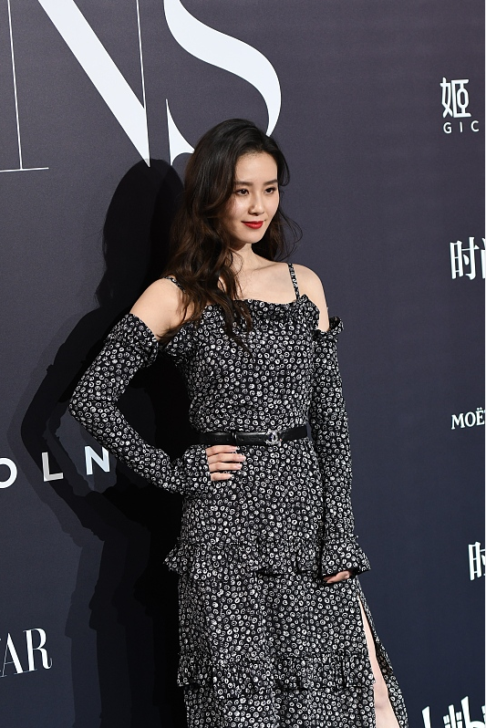 毛不易|刘诗诗这裙子没点气质真驾驭不起来，看上去挺显老，但她穿就好看