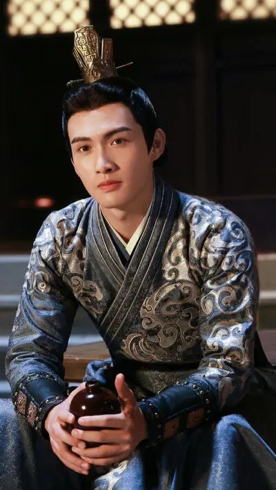 李易峰|终于！34岁李易峰牵手成功！网友：我先嗑为敬