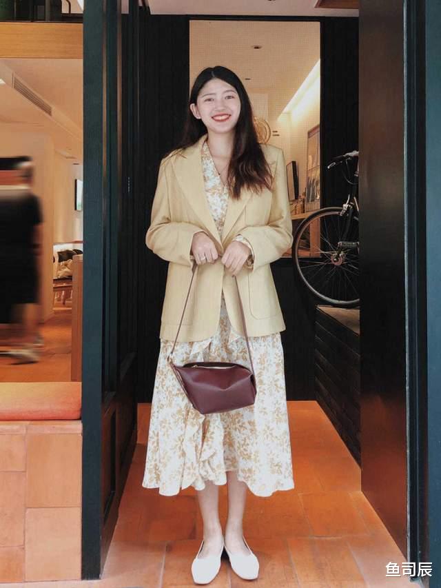 鱼司辰|初秋，梨形身材和成熟脸怎么穿？浅蓝色西服搭配连衣裙，温柔优雅