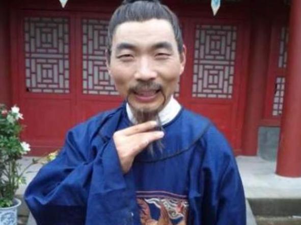 周星驰|因长得太“坏”被周星驰发掘，每天片酬2000元，在横店买车又买房