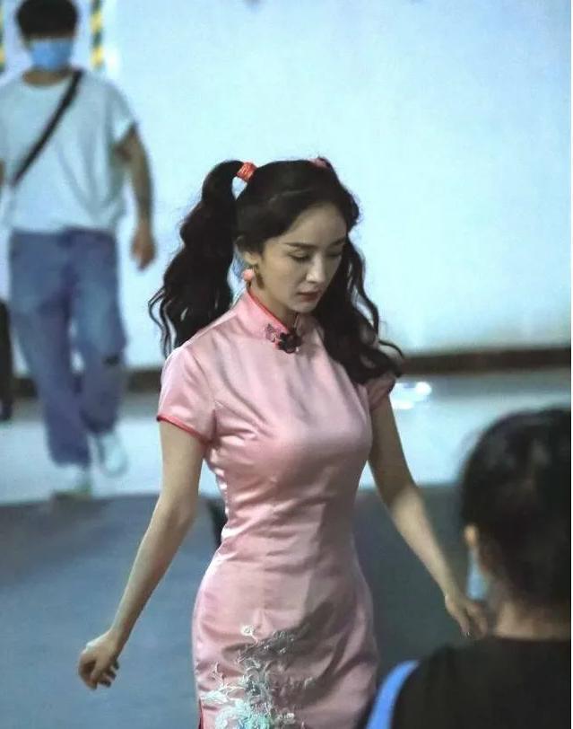 迪丽热巴|杨幂、景甜、迪丽热巴、关晓彤旗袍造型，谁的气质更胜一筹呢?