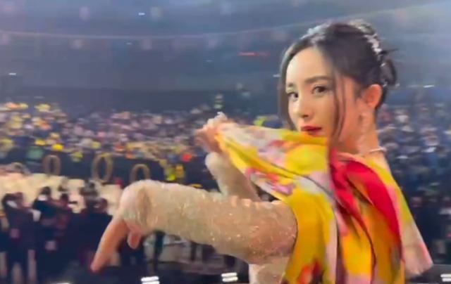 邓超|邓超给杨幂录视频不开美颜，暴露对方“真实身材”，这还是女神？