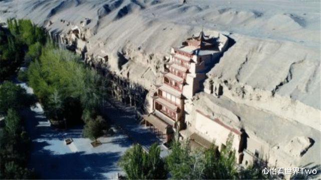 心怡看世界Two 沙漠一尊熟睡的孩子，显得格外孤独，游客看后都有相同感受