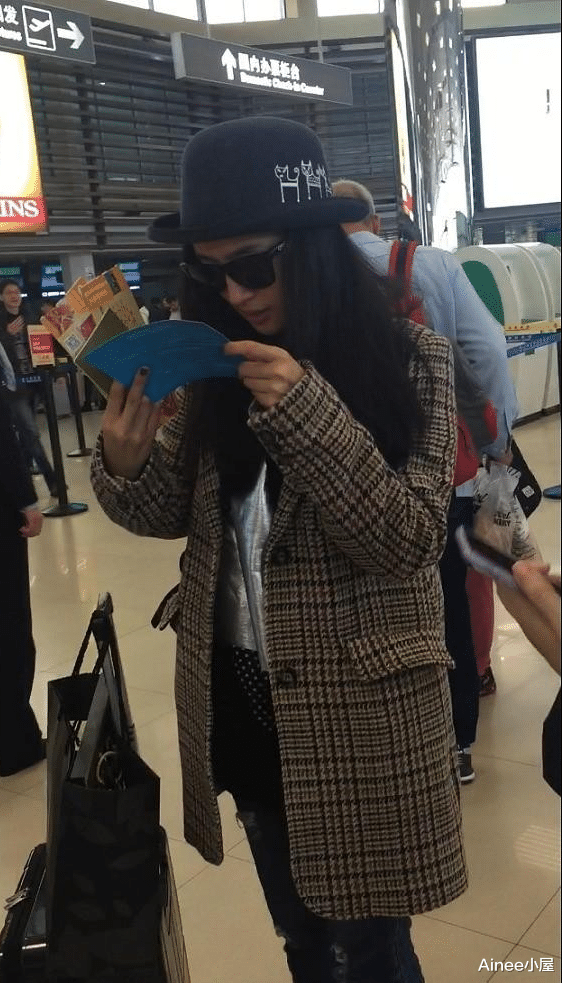 林依晨|林依晨都当妈了还打扮得挺嫩，白色毛衣裙配粉大衣，还似袁湘琴