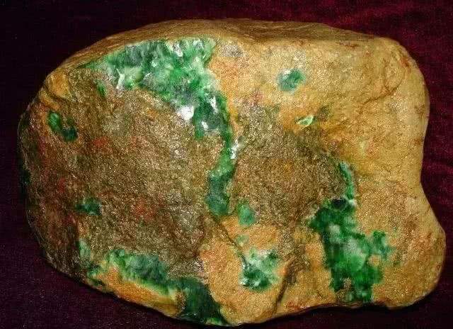 翡翠|一刀切出「一线天」，拍得1.29亿并成为翡翠标王！它凭什么？