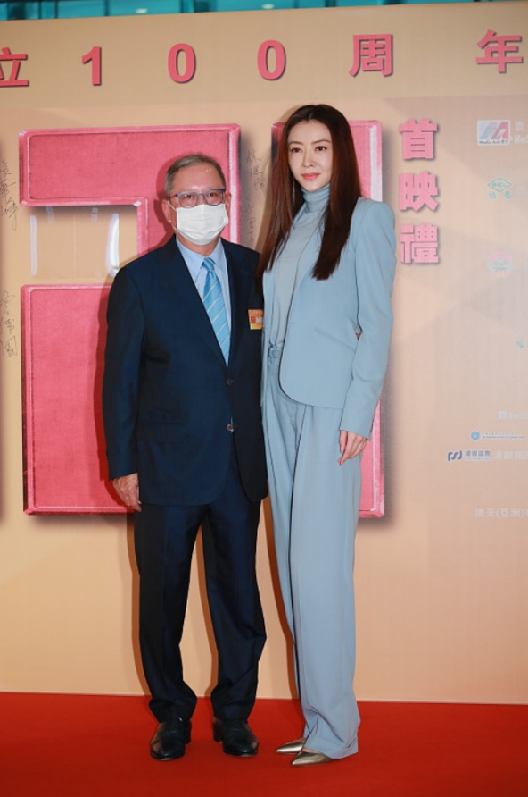 熊黛林|熊黛林可真高，常规西装穿她身上跟短款一样，凹出二八比例太抢眼