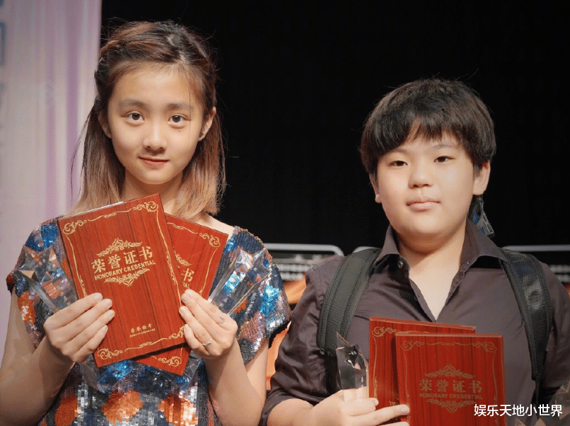 黄忆慈|13岁黄多多晒美照，却被“漫画腿”抢镜，纤细，没有一丝赘肉