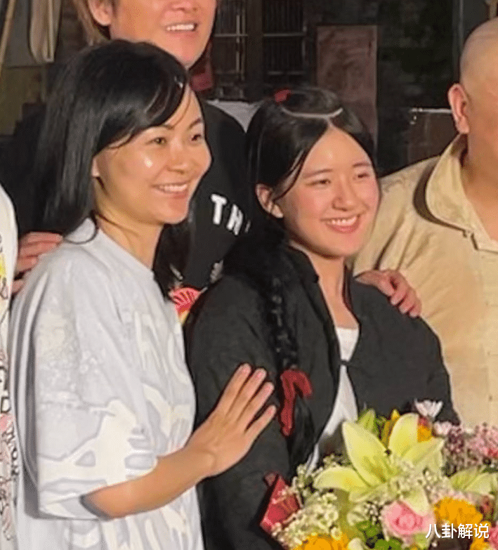 赵露思|赵露思《胡同》杀青照曝光，没了网红滤镜，这颜值没搞错吧