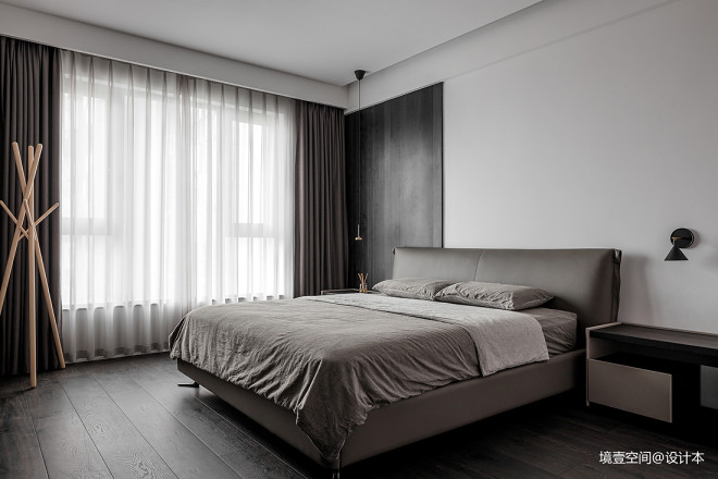 衣帽间|木百叶将阳光处理的包含节奏感,塑造出变化丰富的光韵和质感。