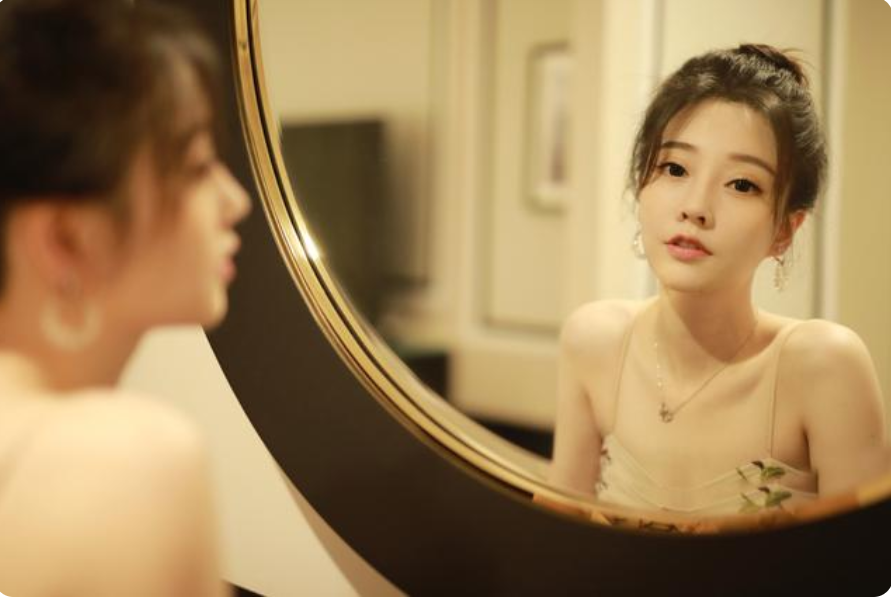 冯提莫|揭秘冯提莫发家史，从炙手可热到销声匿迹，她究竟做错了什么？