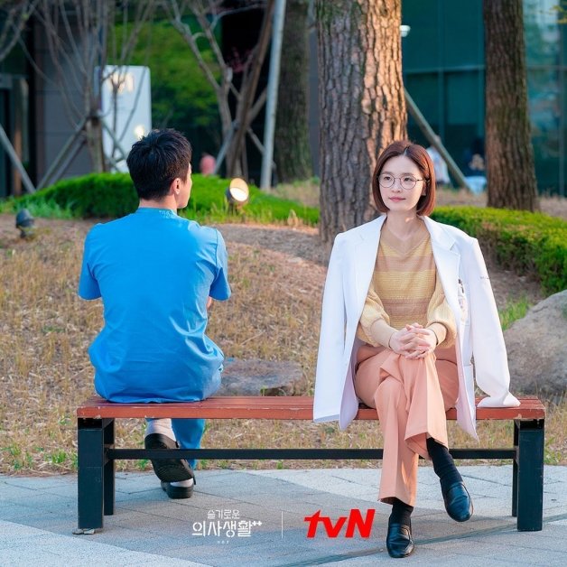 机智的医生生活第二季|韩剧《机智的医生生活2》翊晙与颂和之间的10个解析！车牌、喝咖啡都有暗示