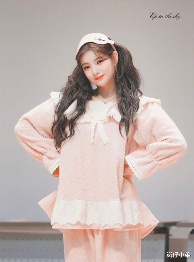 王怡人|韩国组合的中国成员不接受当地跪拜礼仪，独自站立，无数网友称赞！