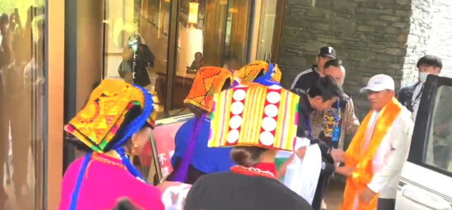 王宝强|王宝强被传与冯清隐婚后近况曝光，外出被多位藏族美女列队接待