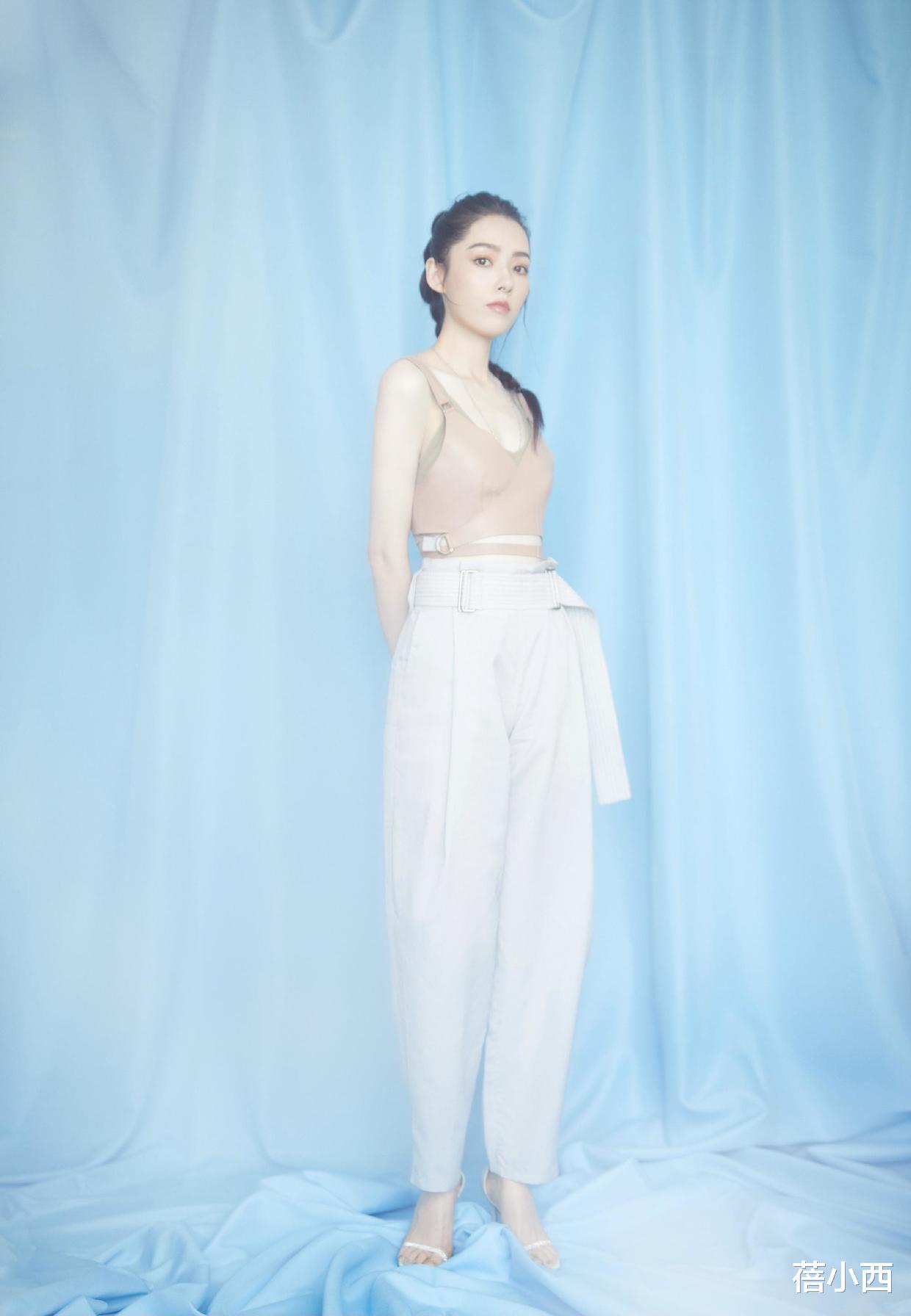 刘亦菲|向太儿媳郭碧婷又惊艳了我，简单穿黑色抹胸裙，就美出了国际范