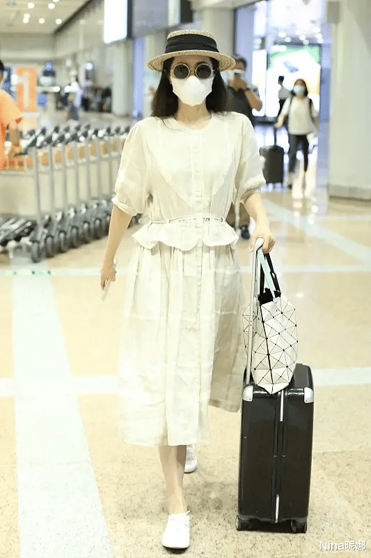 曾黎|中戏门面曾黎久违走机场，穿白裙戴礼帽似走秀，校园白跑鞋太寒酸