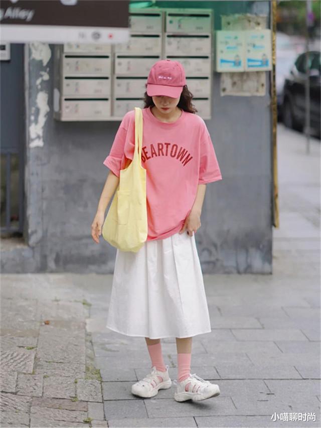 小喵聊时尚|T恤下面不一定要配裤子,今年流行“T恤+半长裙”,气质又高级