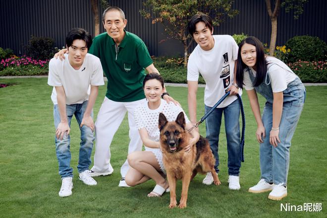 张艺谋|大导演张艺谋罕见携妻赶飞机，穿1万鞋打扮奢侈，妻子全程低头玩手机