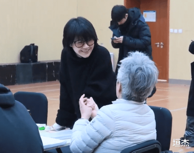 章子怡|52岁许晴近照曝光，皮肤白皙毫无皱纹，怎么又瘦了？