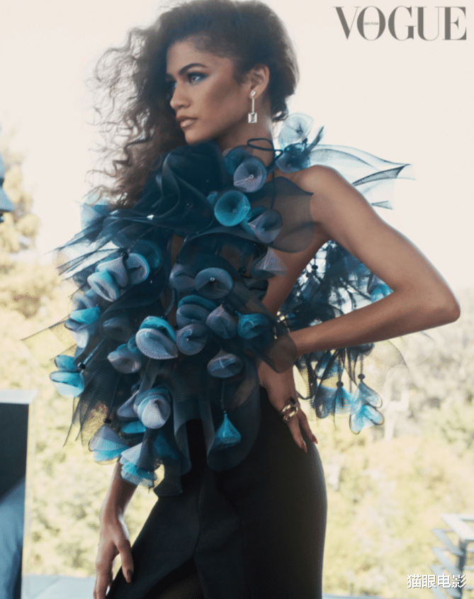 蜘蛛侠|25岁赞达亚身材绝了，穿黑纱裙出镜大秀美腿，网友：羡慕荷兰弟