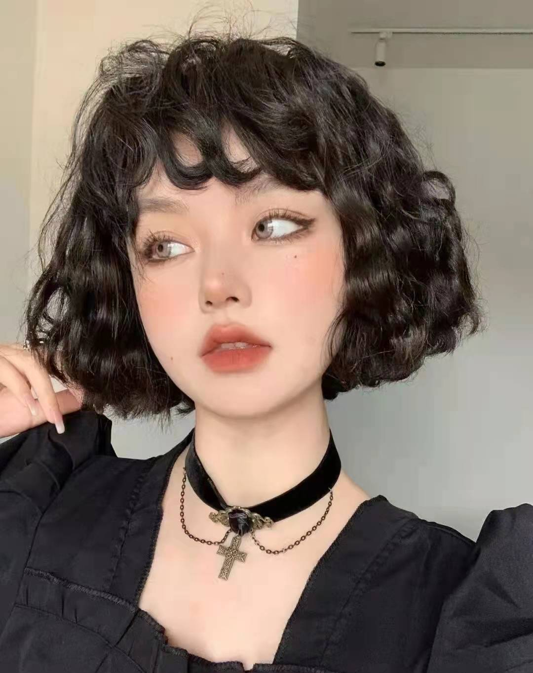 发型 有这三个特征的女人，千万别烫这种全头烫卷发，土气显老还显脸大