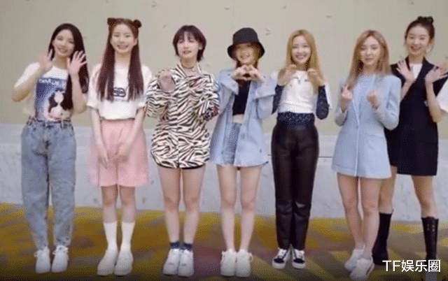 张艺凡|张艺凡机场偶遇超模何穗，姐姐拥她入怀并宠溺摸头，张艺凡身高是亮点