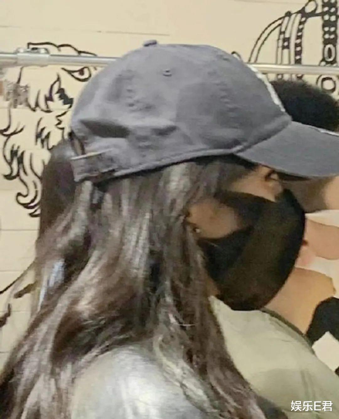 刘诗诗|35岁杨幂无惧严寒,零下5℃穿黑丝逛街,一双“筷子腿”格外显眼