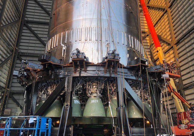 始祖鸟 加速！SpaceX连夜完成星际飞船超重型助推器29台猛禽发动机的安装