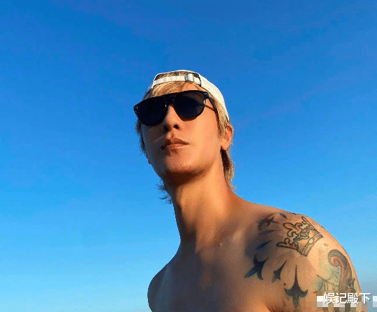 万绮雯|大s刚离婚就与纹身男合影，双手搂住男方脖子，头靠一起太奔放！