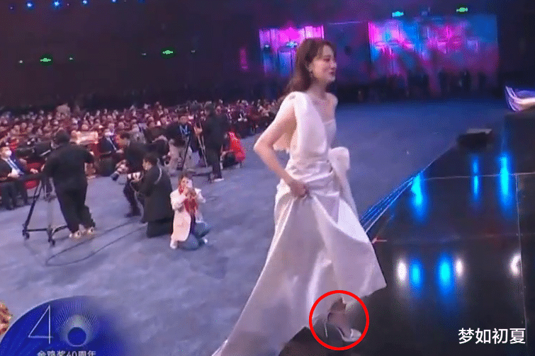 张小斐|张小斐封后，含泪感谢贾玲妈妈，黄晓明好心办坏事，气氛有些尴尬