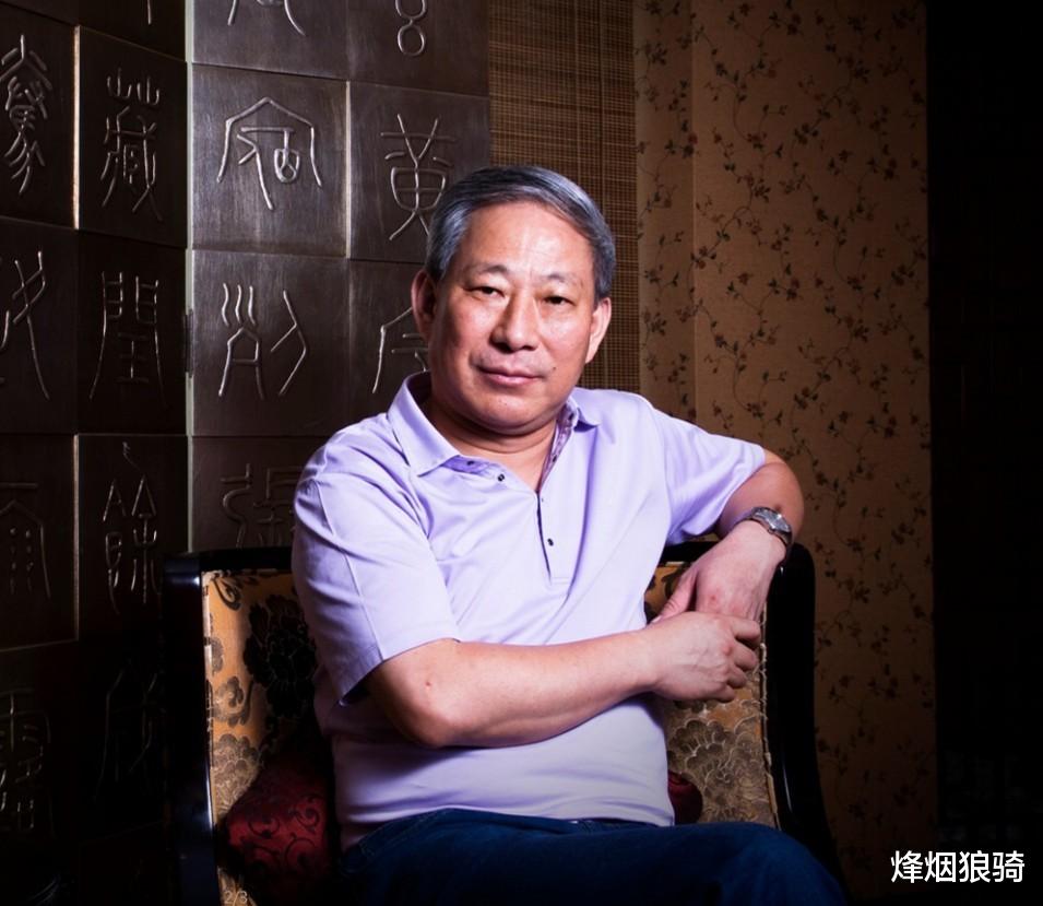 严介和 中国第一狂千亿富豪：资产3万亿却不上市，娶学生为妻儿子更厉害