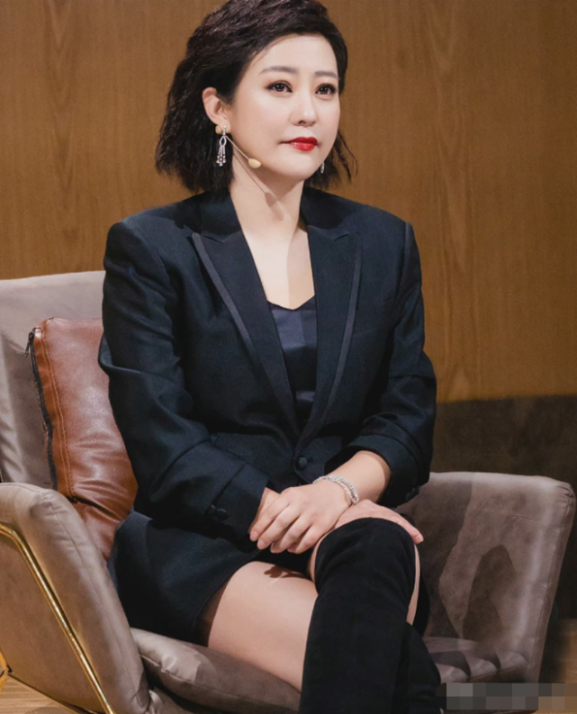 郝蕾|43岁郝蕾一改往日低调穿着，丰腴微胖身材充满别样性感妩媚，网友：女人味十足