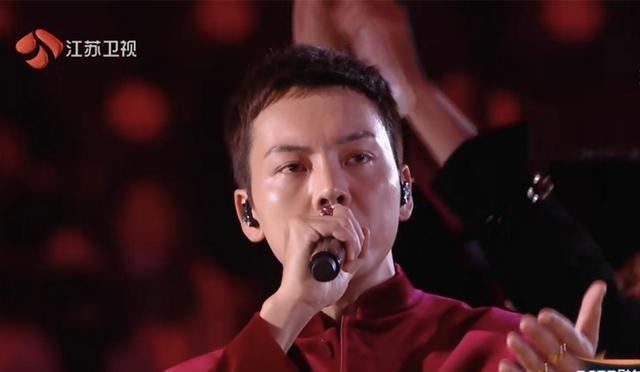陈伟霆|陈伟霆现场真唱《男儿当自强》网友表示接受不了