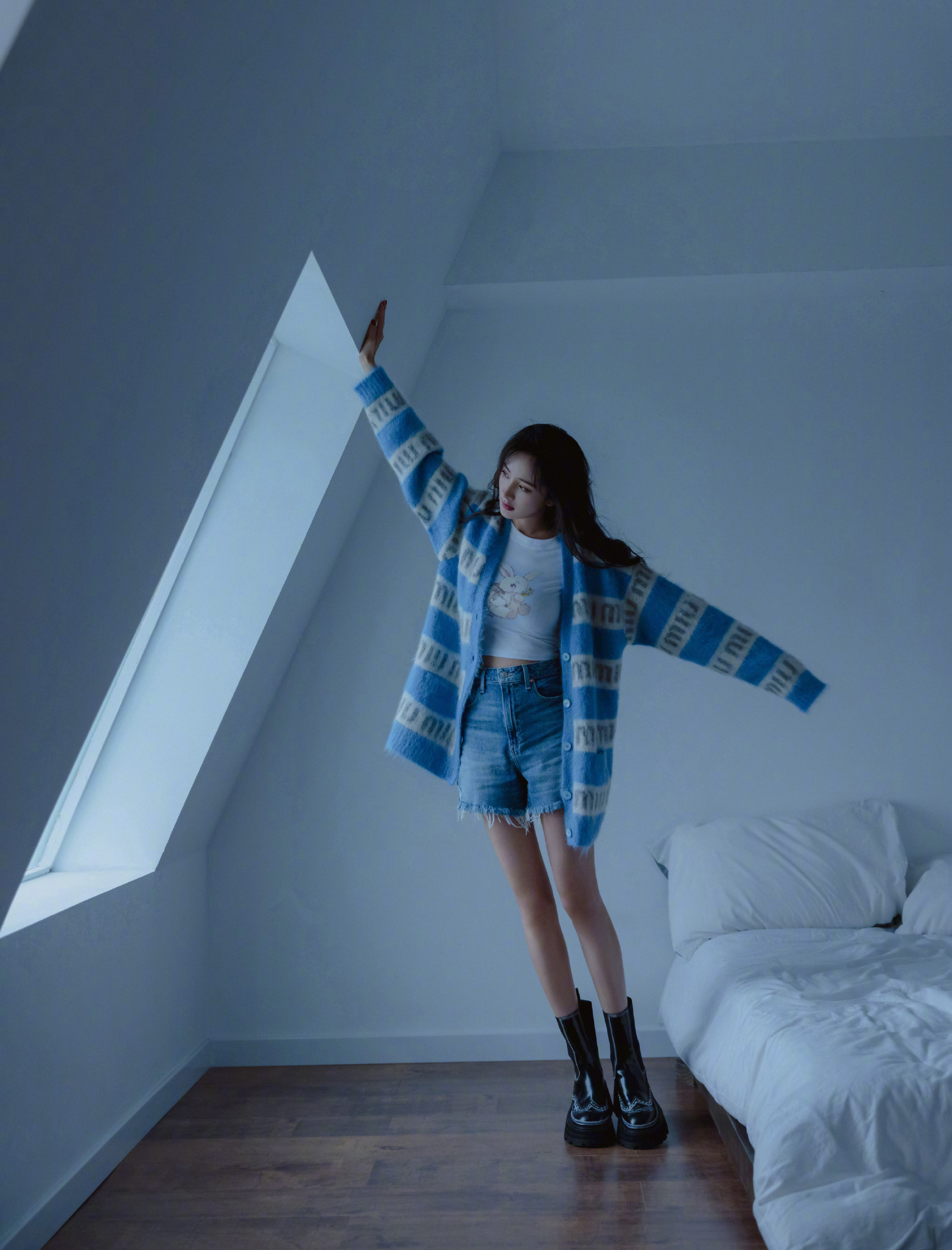 一街拍|杨幂最新造型,少女穿搭凹造型,骨感美腿比胳膊还细