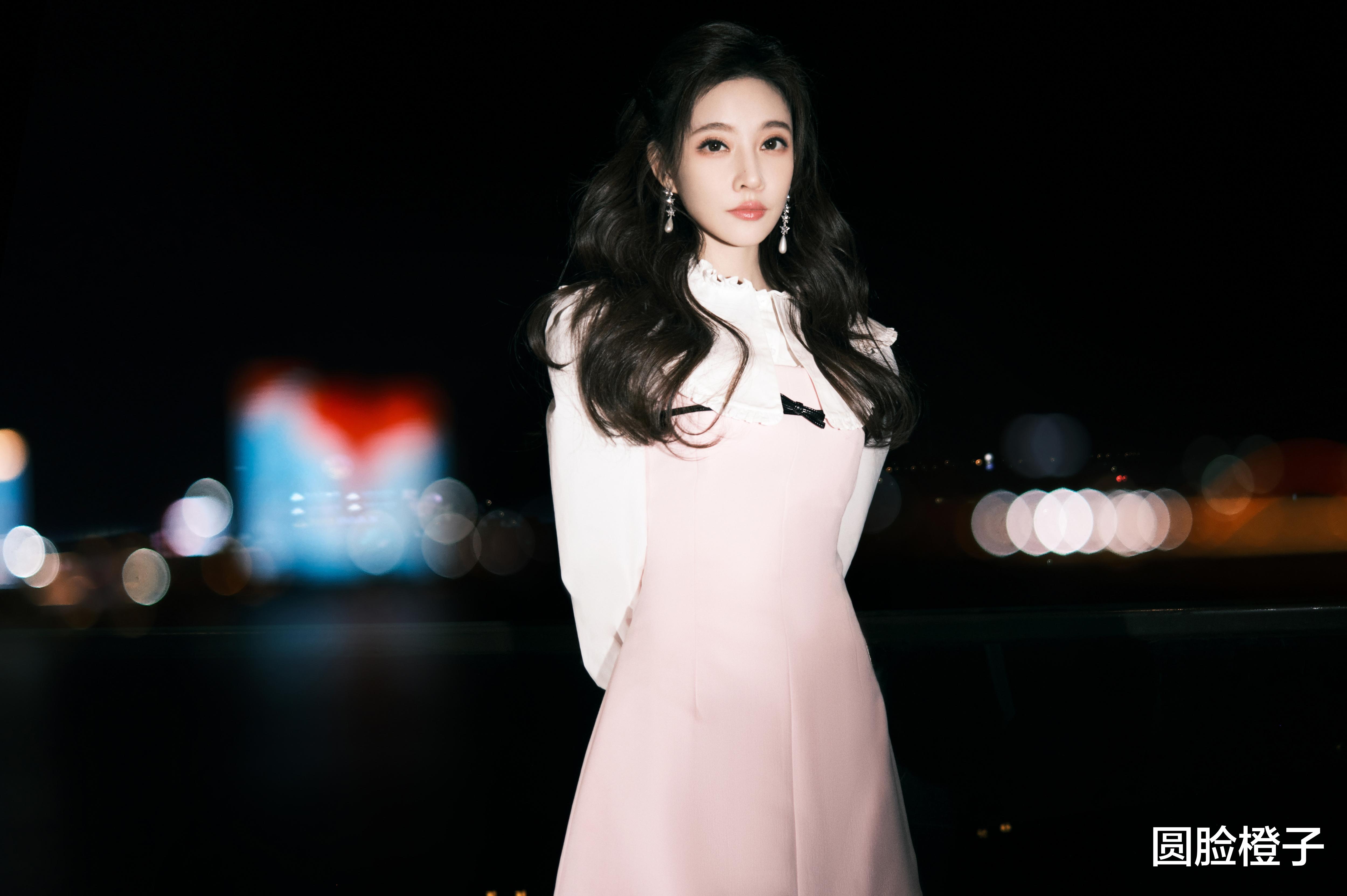 冯提莫|太美了！冯提莫一袭粉色礼服献唱“最美的夜”，人美歌甜赏心悦目